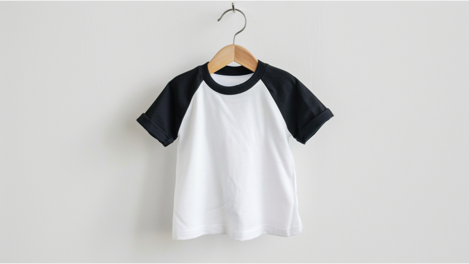 Kaos raglan anak berwarna putih dengan lengan hitam