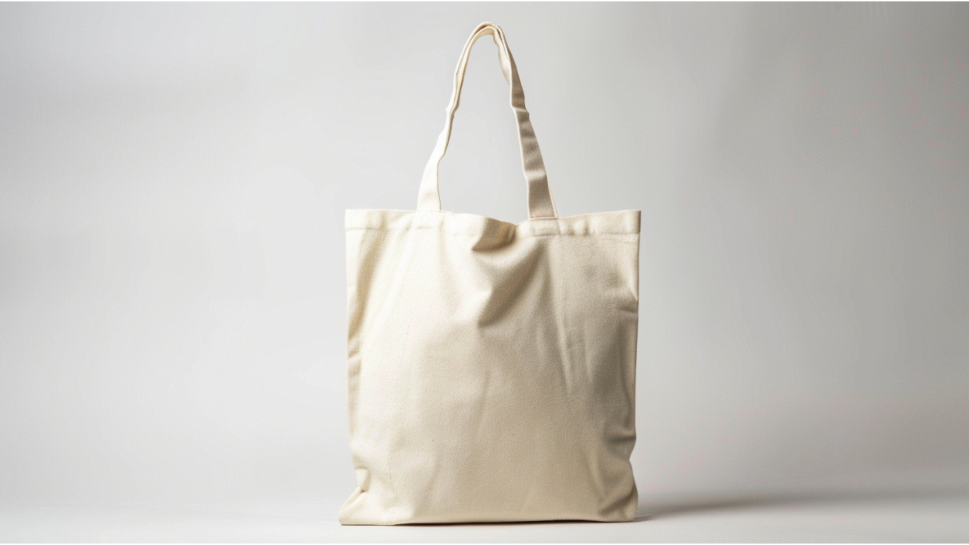 Totebag kanvas putih polos, menyoroti produk totebag kanvas dari Lavithra