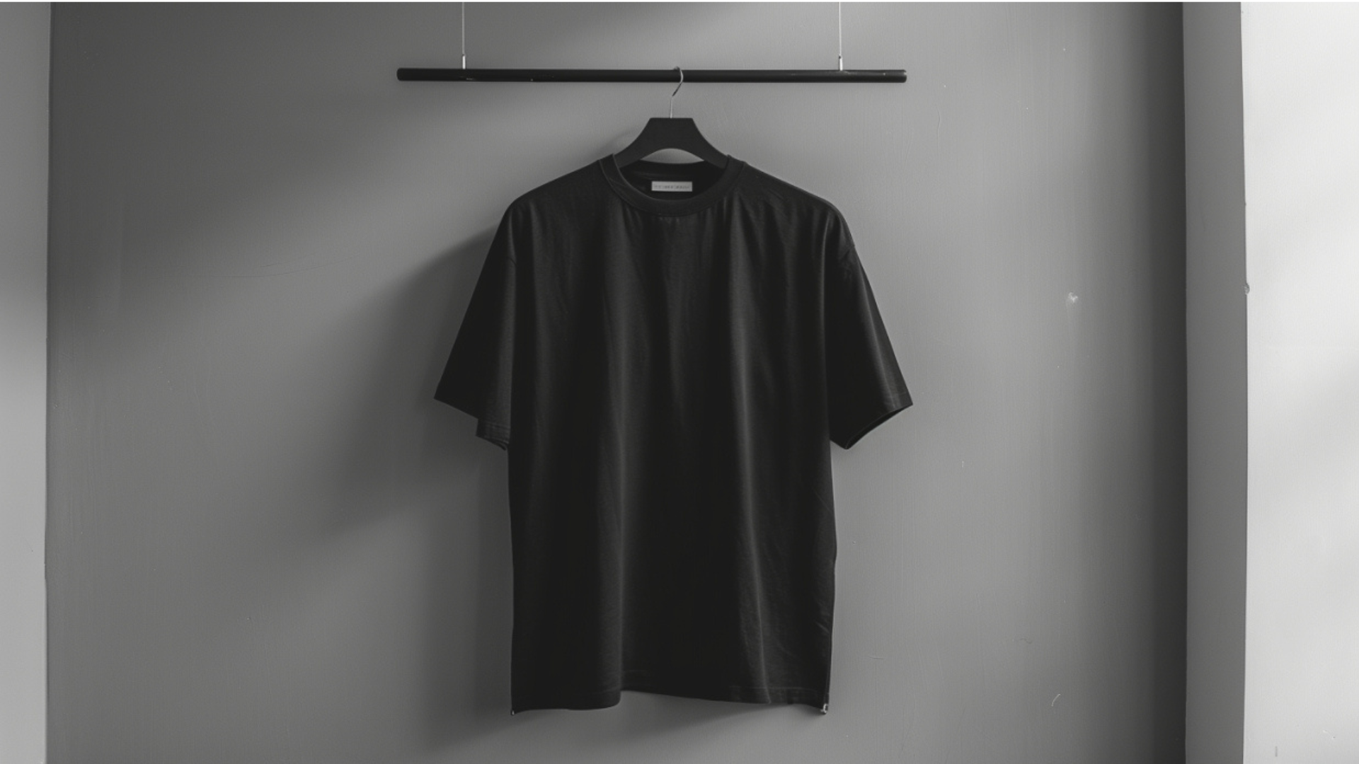 Kaos oversize hitam polos, menyoroti produk kaos oversize 16s Lavithra