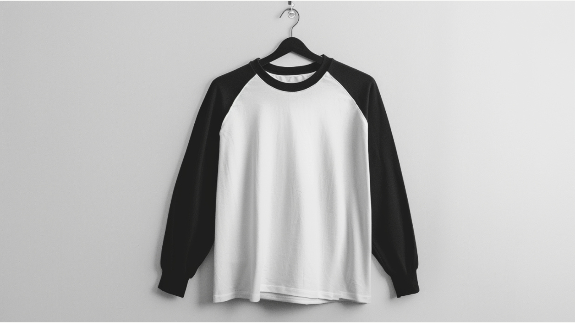 Kaos raglan lengan panjang hitam putih, menyoroti produk raglan long sleeve dari Lavithra.