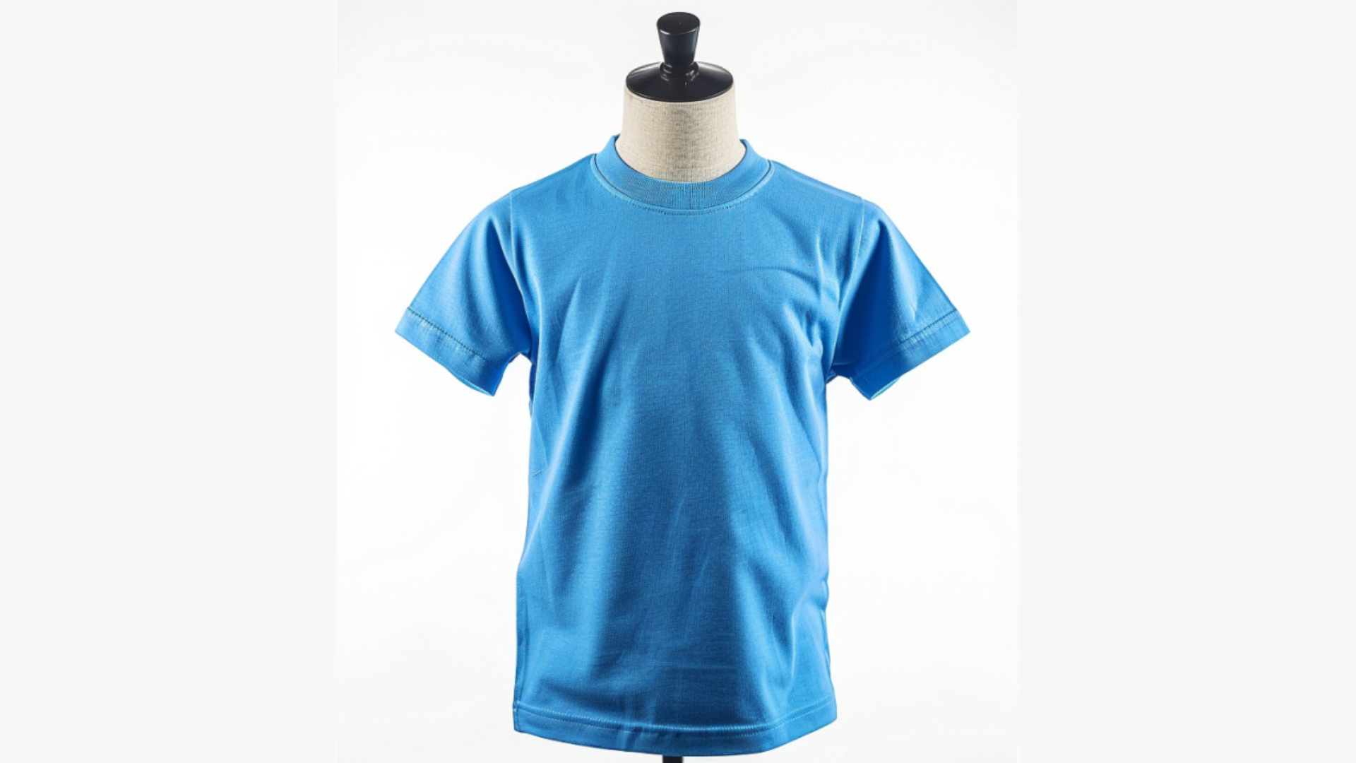 Manekin anak memakai kaos polos berwarna biru, menunjukkan koleksi kaos anak Lavithra.