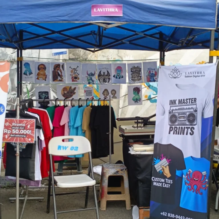 Proses sablon DTF Lavithra langsung di depan pengunjung di event Gebyar Jatayu Merdeka 2025