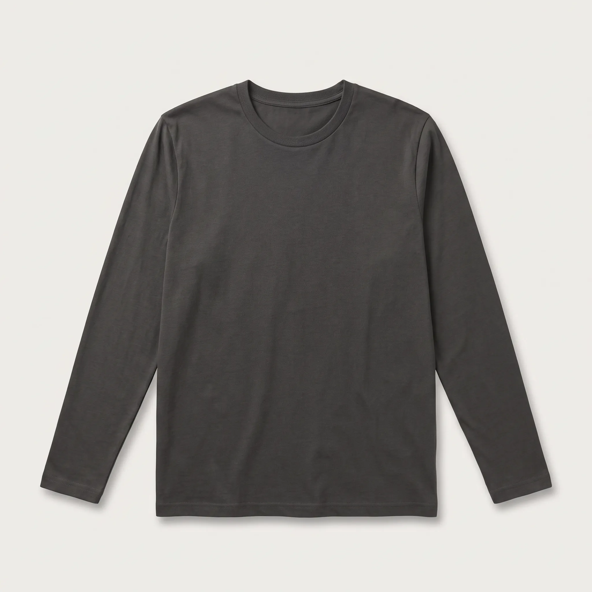 Kaos polos lengan panjang berwarna abu-abu tua dengan model crew neck, diletakkan mendatar, menampilkan bahan kain yang halus dan siap untuk disablon.