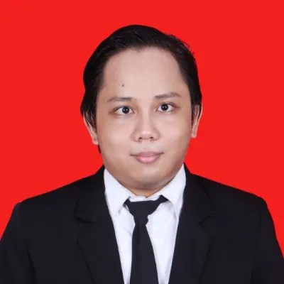 Pasfoto formal Fajar Purwadi mengenakan jas hitam, kemeja putih, dan dasi hitam dengan latar belakang warna merah.