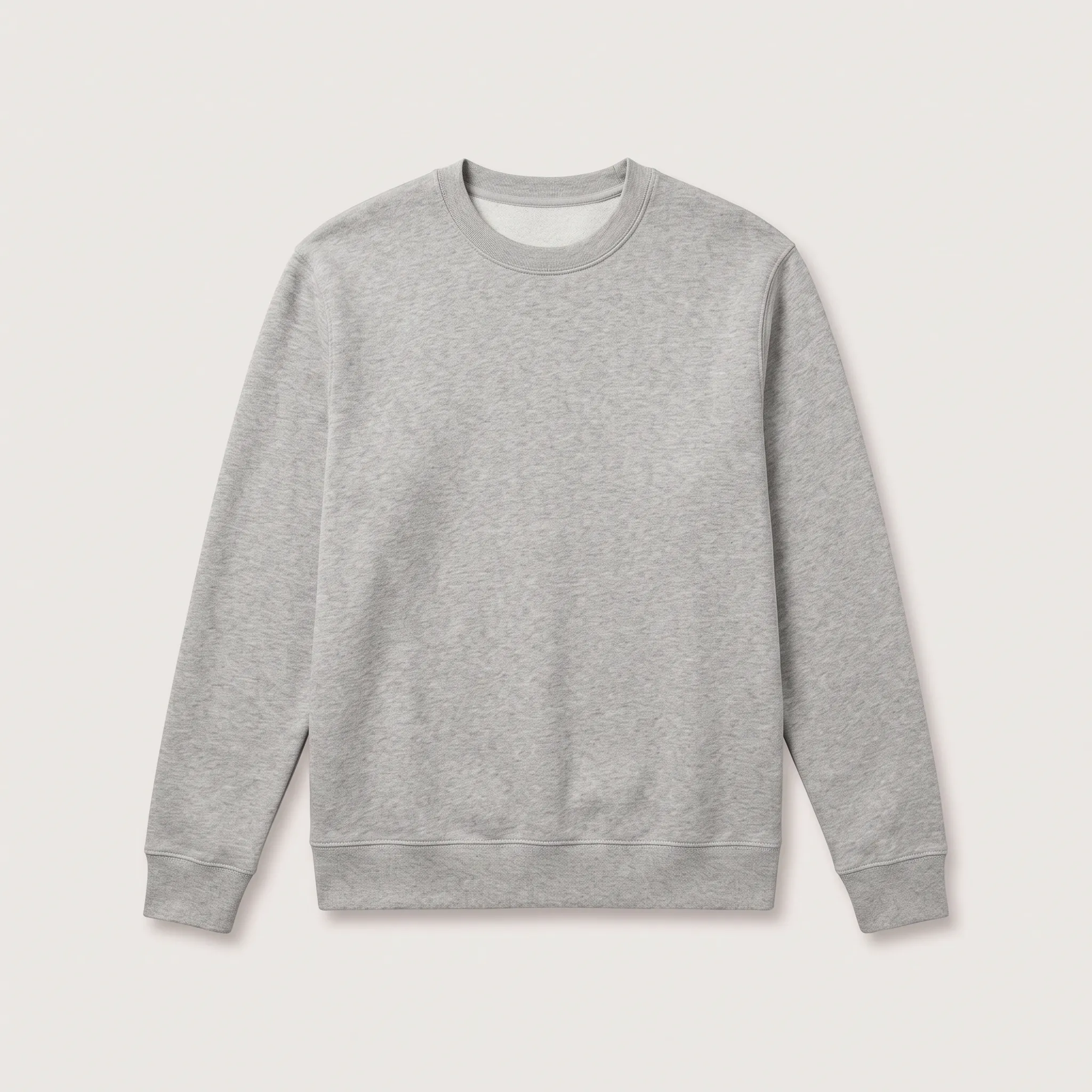 Tampilan rata depan sweater crewneck lengan panjang polos berwarna abu-abu muda misty (heather grey), menampilkan manset dan kelim berusuk serta kerah bulat yang nyaman.